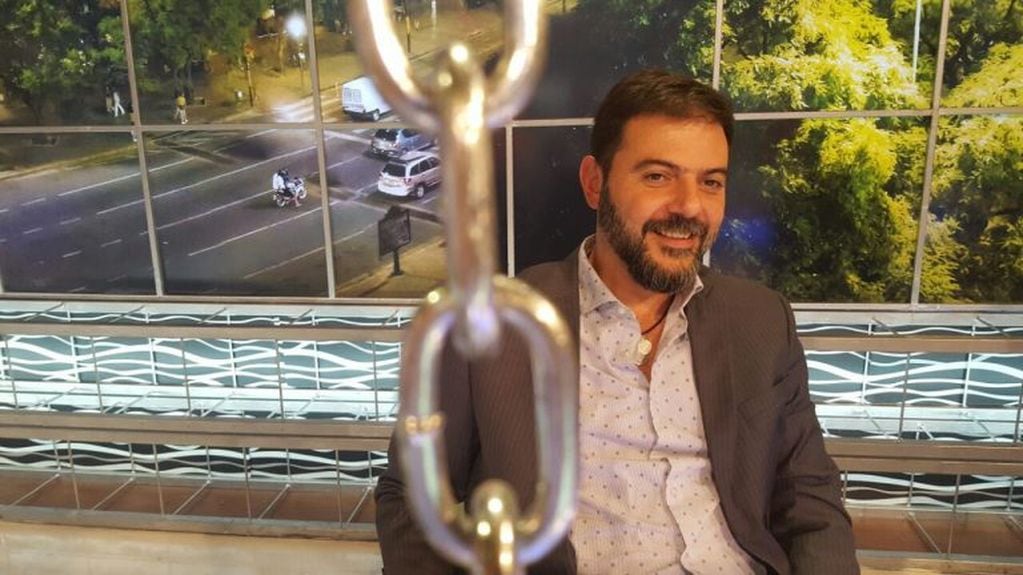 Sergio Zuliani lidera la nueva apuesta en Canal 12, Entre Gallos y Medianoche.