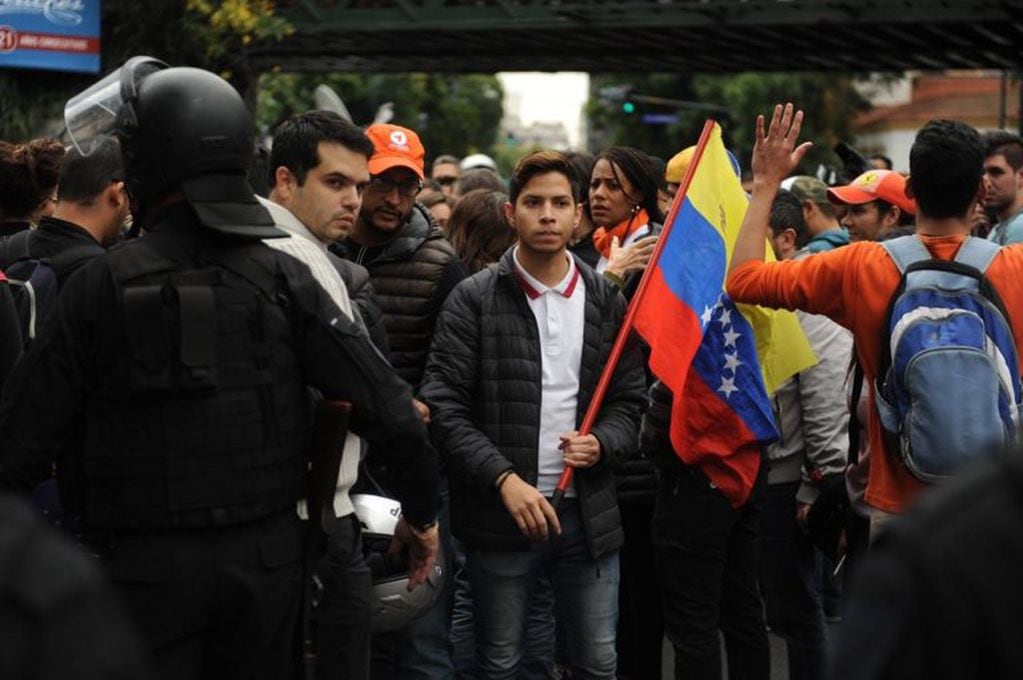 Decenas de venezolanos se reunieron en la embajada. (Federico López Claro)