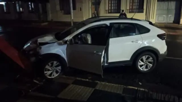 Siniestro vial en Posadas: chocó un poste de luz en pleno centro