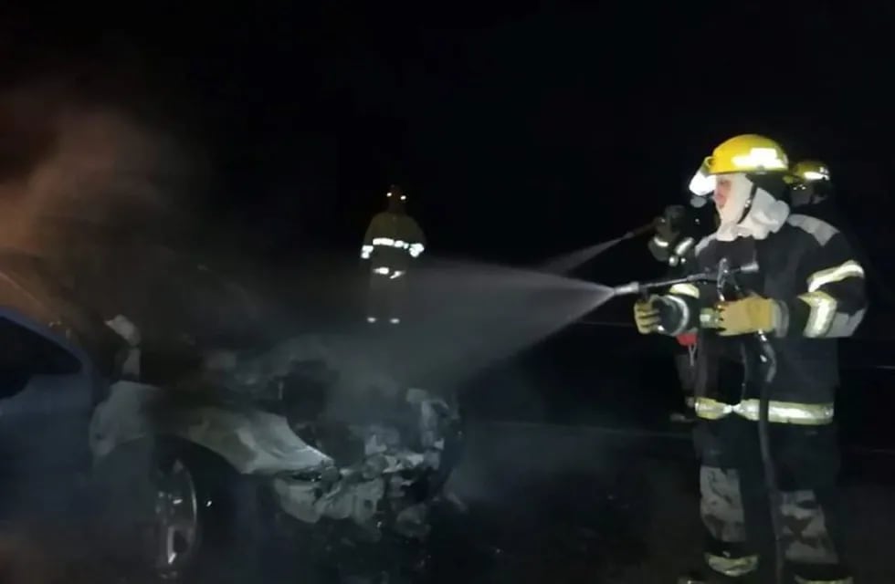 Auto quemado en Ruta E-58