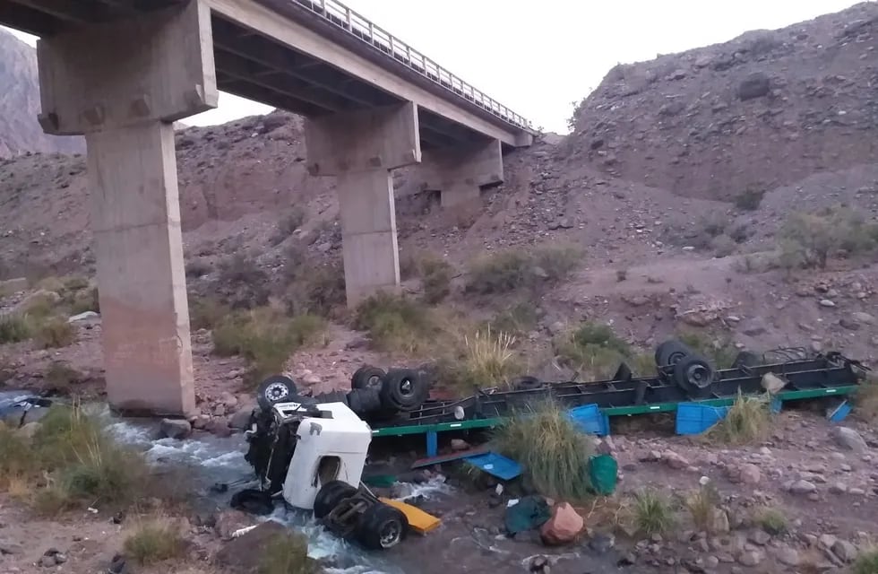 Camión cayó al río y el conductor murió