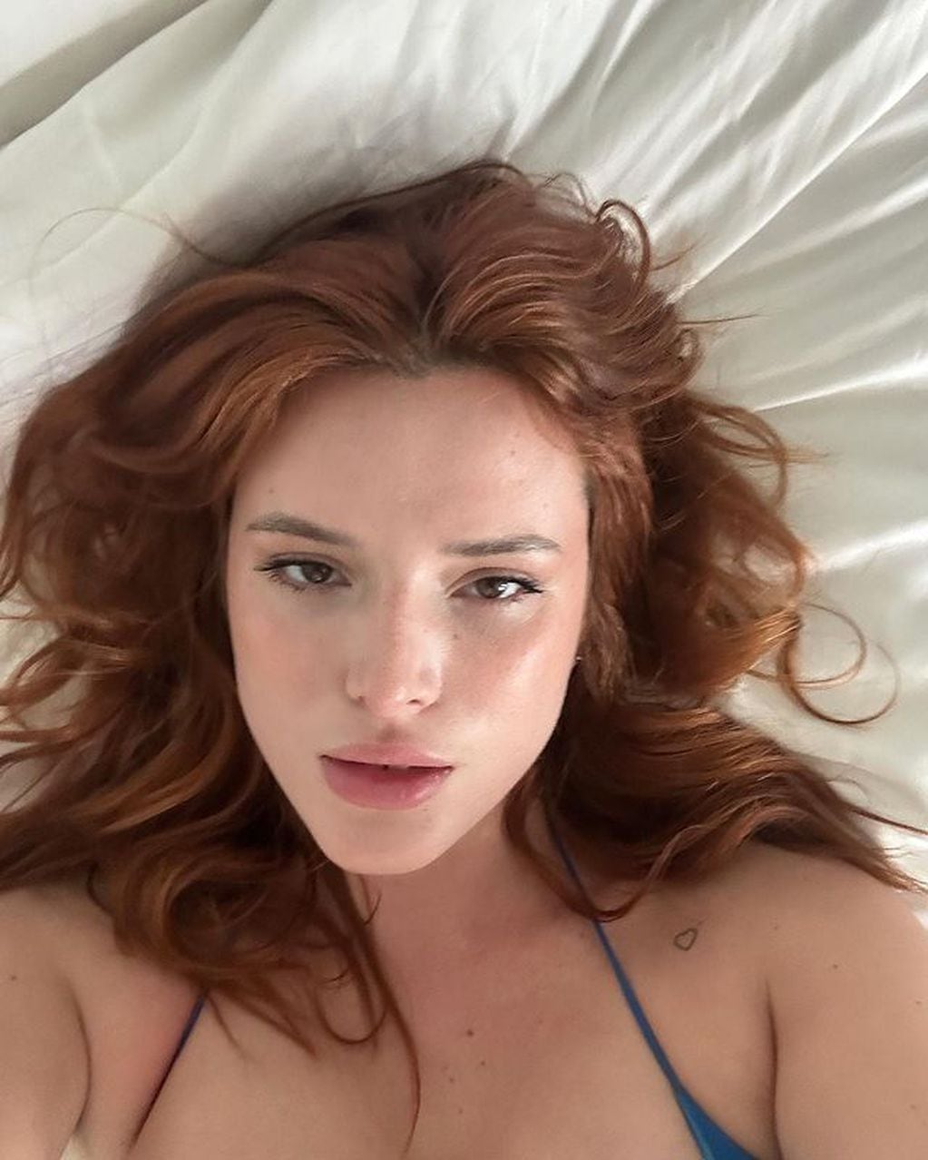 La actriz encandiló con su belleza al natural en las redes sociales desde la cama / Foto: Instagram