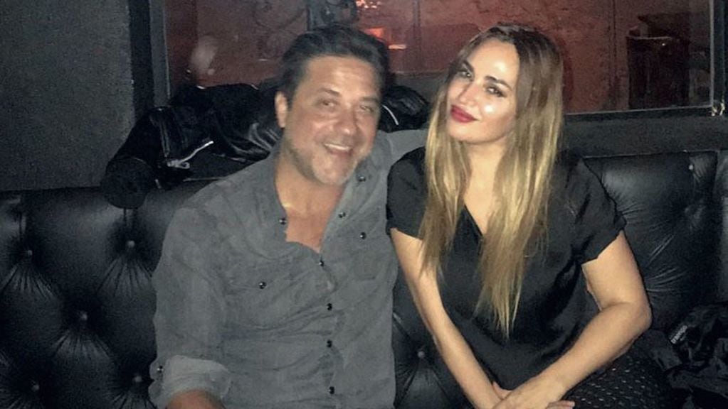 Enrique Arce y Belén Francese fueron vistos juntos en un bar en mayo de 2018, cuando el actor español visitó la Argentina.