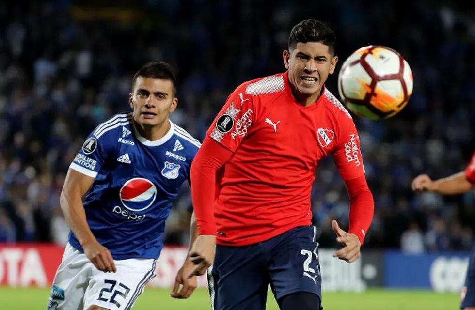 BOG228. BOGOTÁ (COLOMBIA), 17/05/2018. El jugador de Millonarios Jhon Duque (i) disputa un balón con Alan Franco (d) de Independiente de Avellaneda, durante su partido por Copa Libertadores hoy, jueves 17 de mayo de 2018, en el estadio Nemesio Camacho \