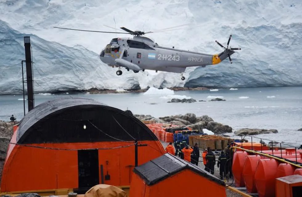 Helicóptero "Sea King" en operaciones logísticas en Base Antártica