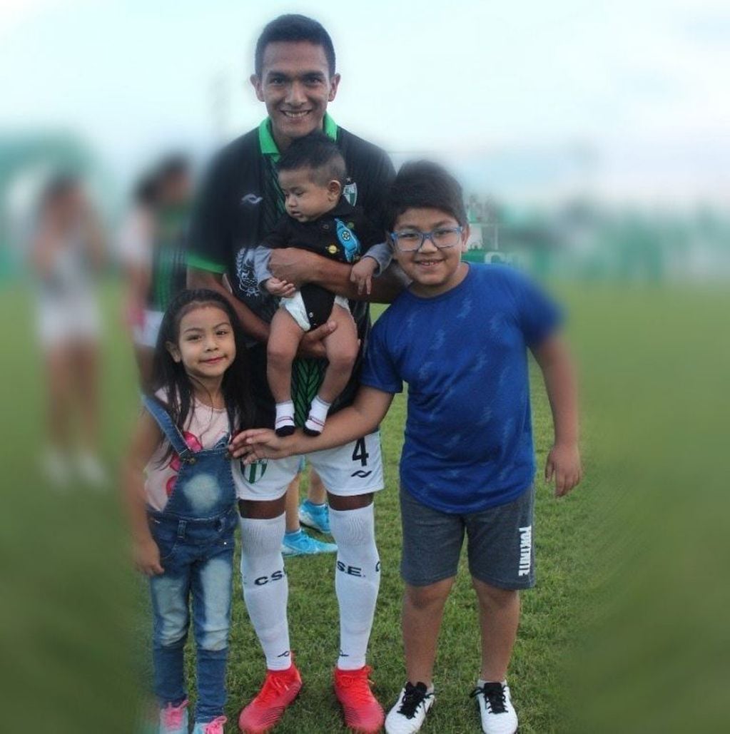 Titi Calderón, el jugador de fútbol que vende cosas dulces en la pandemia junto a sus tres hijos (Facebook Titi Calderón)