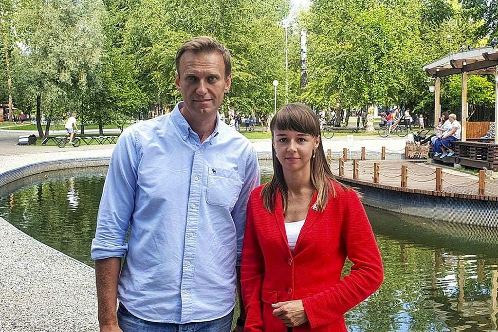 En esta imagen, proporcionada por el equipo de Alexei Navalny, Ksenia Fadeyeva (derecha), posa para una fotografía con Alexei Navalny en Tomsk, Rusia, en agosto de 2020. (Equipo de Alexei Navalny vía AP)
