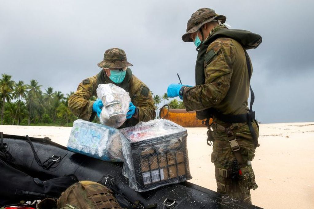 Soldados australianos proveen alimentos y otros productos a los marinos varados en Pikelot (REUTERS)