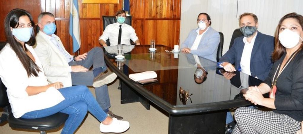 El ministro Lello Ivacevich y funcionarios de su gabinete, reunidos con representantes de los ingenios de la provincia y la Unión Cañeros Independientes de Jujuy y Salta.