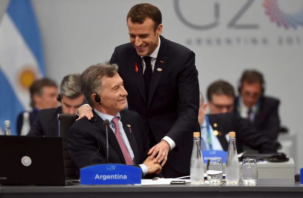 El presidente Mauricio Macri es saludado por su par francés, Emmanuel Macron, durante la cumbre del G20 realizada en Buenos Aires, Argentina. (G20 Press Office via AP)