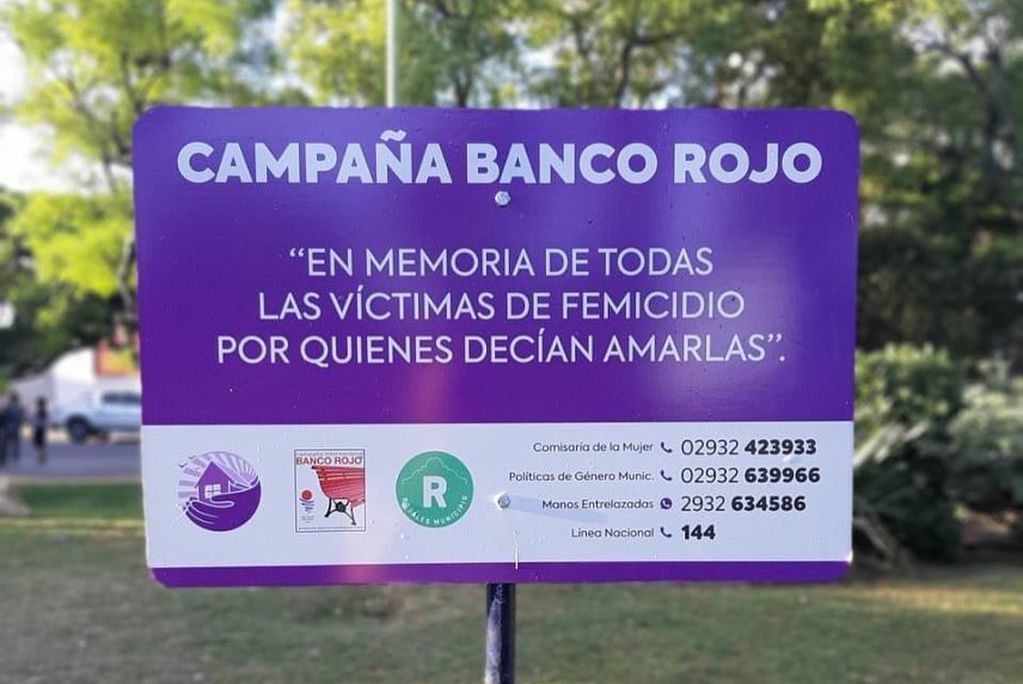 Se inauguró el cartel que hace alusión al “Banco Rojo” ubicado en la plaza Belgrano