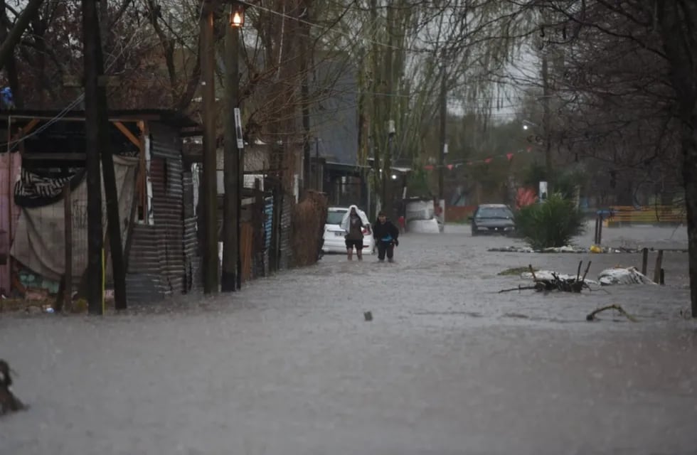 Temporal en La Plata, inundaciones, calles anegadas y evacuados (Gentileza).