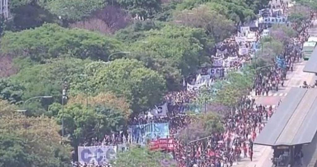 Organizaciones sociales marcharon al Ministerio de Desarrollo Social y cortaron la avenida 9 de Julio.