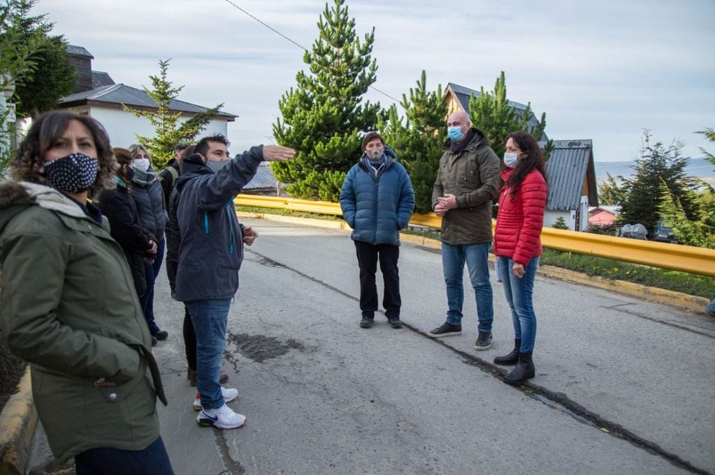 Atención al Vecino de la Municipalidad de Ushuaia, junto a la concejala Laura Ávila, recorrieron el barrio Los Alerces.