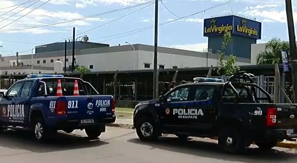 Delincuentes robaron una bolsa con más de dos millones y medio de pesos en la planta de La Virginia en Rosario. (Canal 3)