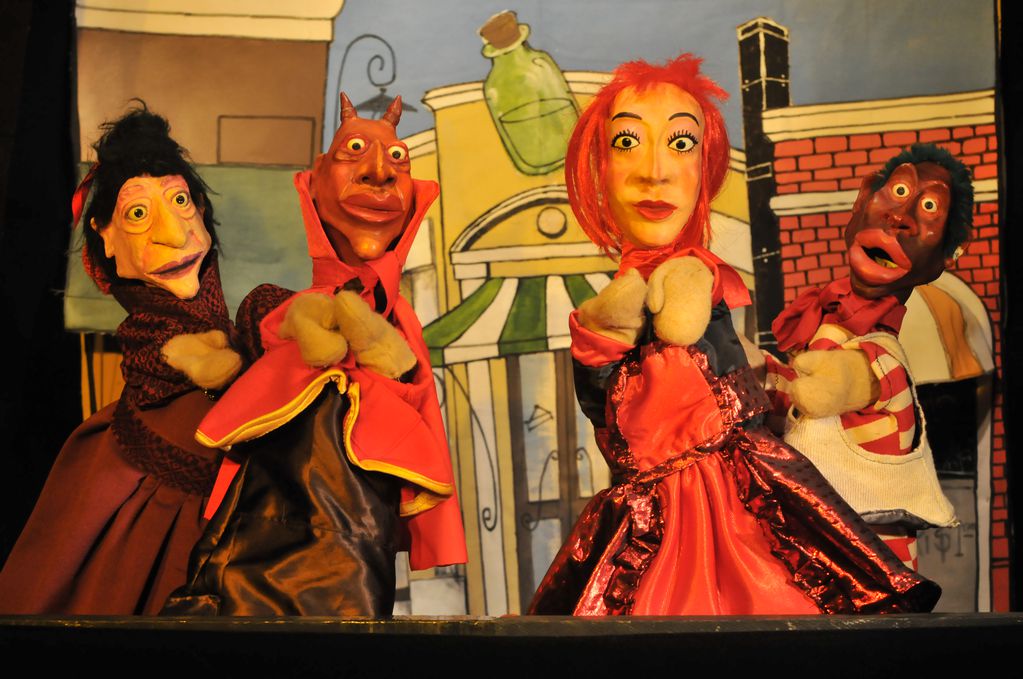 El elenco de títeres estrena "Rojo Amor", una versión teatral del cuento "Rojo" de Liliana Bodoc.
