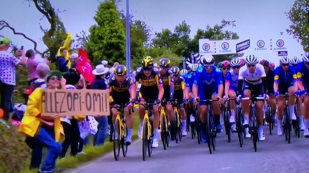 El momento previo en el que el germano Toni Martin se tragara a la espectadora y generara la mayor caída de ciclistas de la historia del tour de Francia.