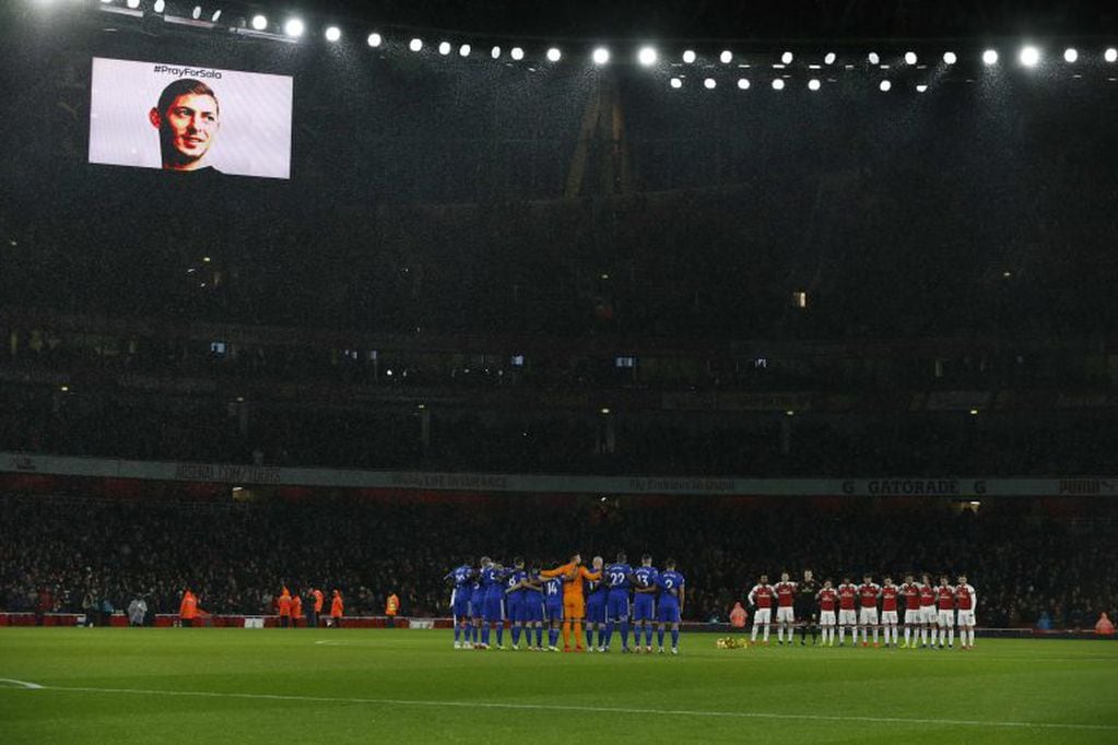 El minuto de silencio en el Emirates Stadium (AFP).