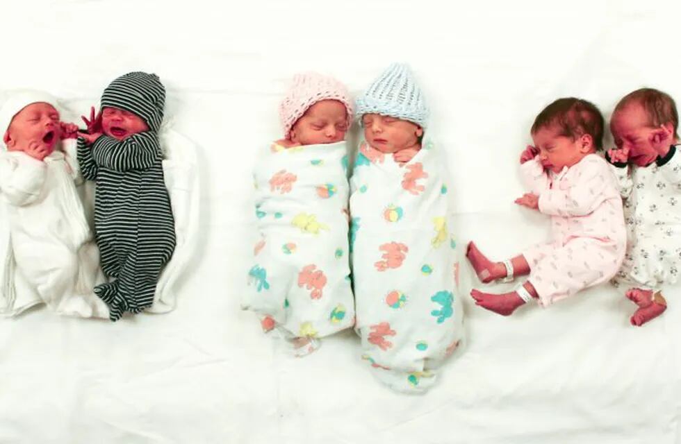 A July 23, 2015 photo provided by the Bozeman Deaconess Hospita shows three sets of twins that were born at Bozeman Deaconess Hospital during a seven-hour period on July 22. The babies, from left to right, are Sonja Ryann and Landon Lee Jackson; Lena Marie and Tate James Dykema and Piper Cynthia and Ethan Christopher Roberts. (Bozeman Deaconess Hospital via AP) eeuu Sonja Ryann Landon Lee Jackson Lena Marie Tate James Dykema Piper Cynthia Ethan Christopher Roberts nacen tres parejas de gemelos en hospital Bozeman Deaconess Hospita bebes gemelos