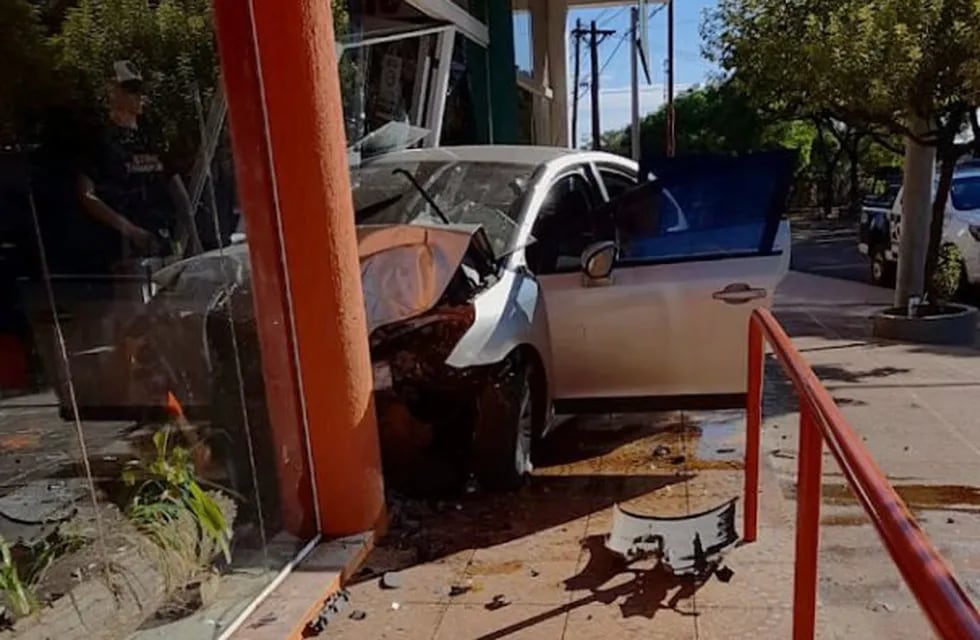 Un vehículo chocó e ingresó dentro de un local comercial en pleno centro de San Vicente.