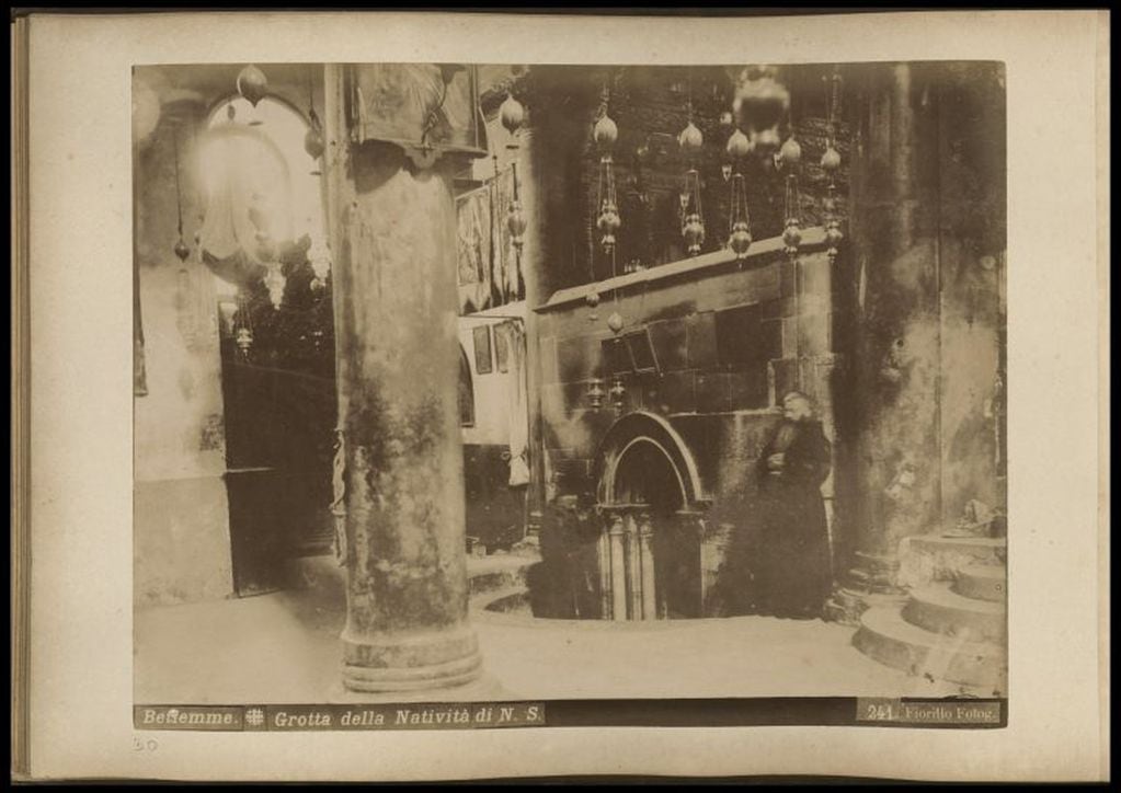 El interior de la Iglesia de la Natividad en Belén durante la década de 1880. EFE/Jacob Wahrman.