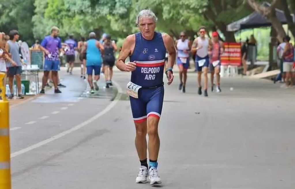 Mario Roberto Delpodio triatleta de 78 años