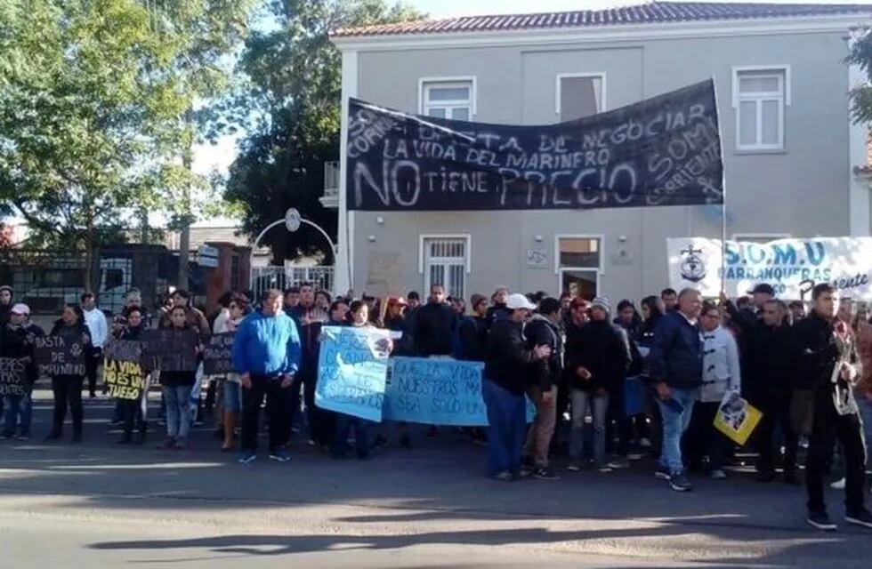 Marcharon en Corrientes para reclamar por la aparición de los tripulantes del pesquero Rigel. (Foto: Época)