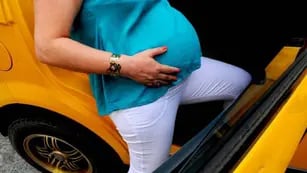 Una mujer tuvo a su bebe en la parte de atrás de un taxi. (ilustrativa)