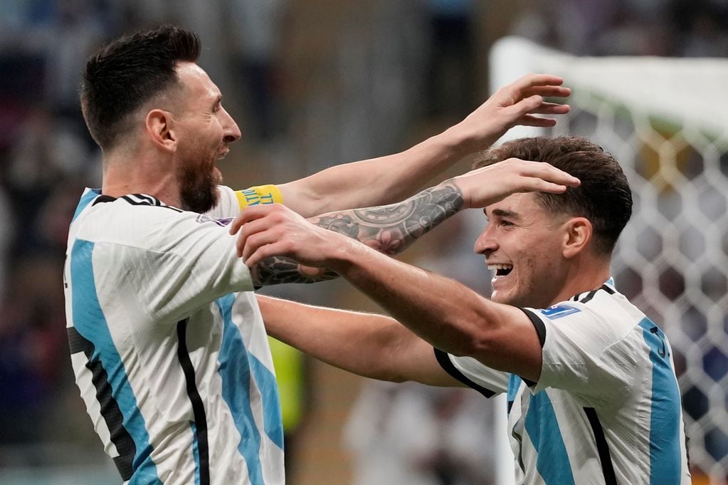 Por Messi y por Julián, Argentina está en cuartos (AP)