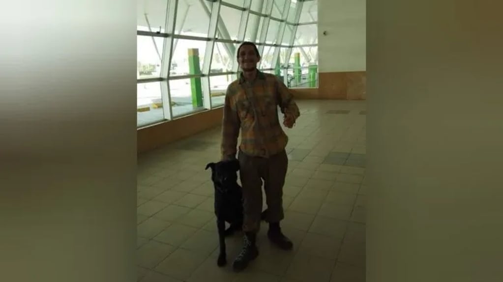 Germán, el hombre que vive en la estación de ómnibus de Neuquén con su perro.