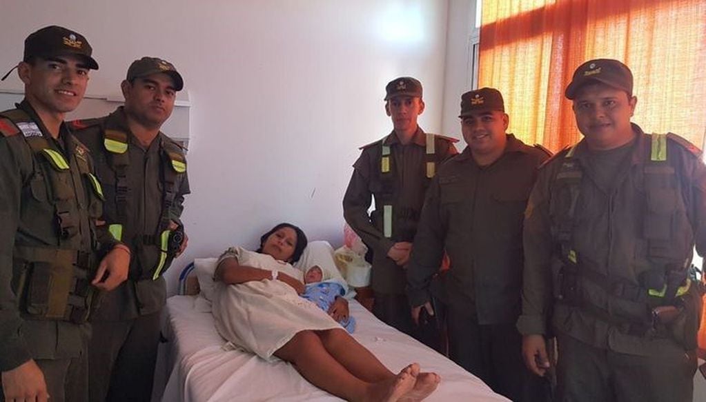 Los gendarmes que asistieron a la mujer y después la trasladaron al hospital de Orán. (Gendarmería Nacional)