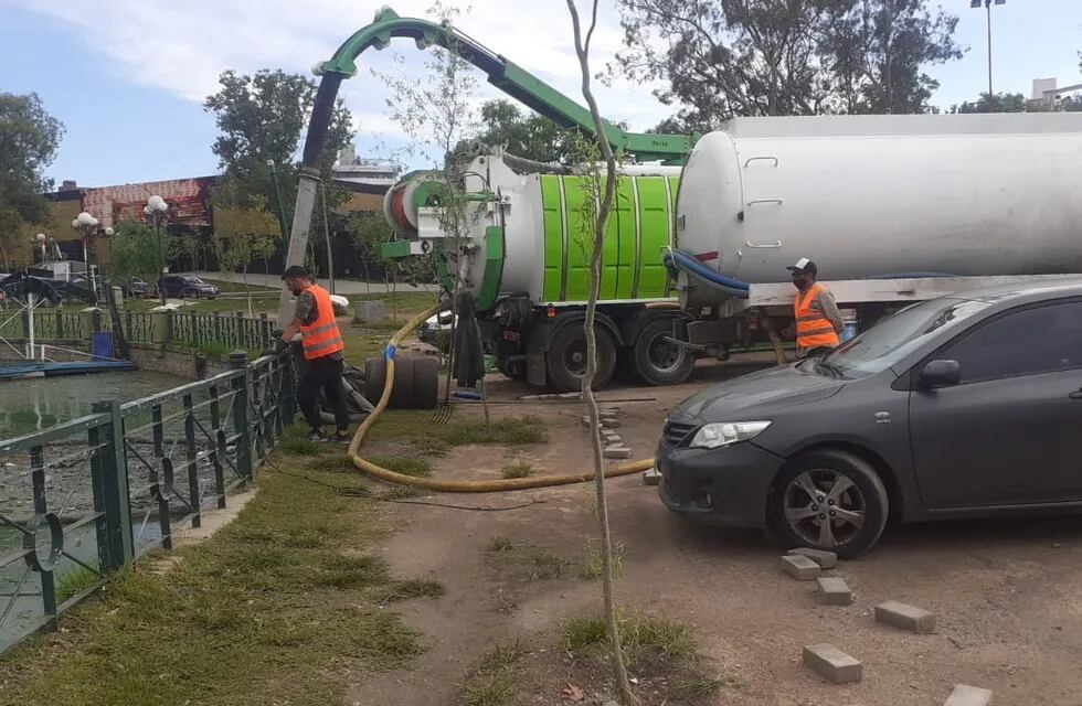 Proceso de extracción de cianobacterias del lago San Roque.