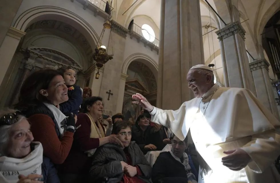 El papa Francisco esquiva a los fieles que intentan darle un beso en el anillo. (EFE)