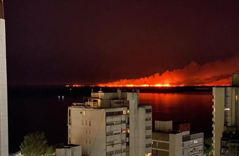 En la noche se multiplicaron las imágenes del fuego en las islas frente a rosario. (Twitter)