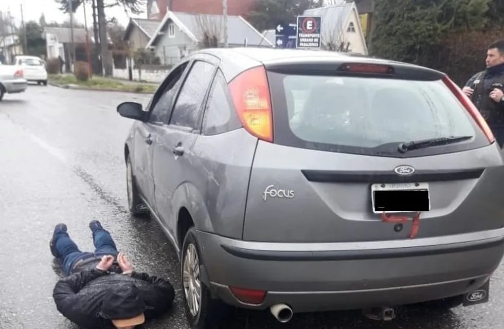 Los dos delincuentes fueron atrapados cuando huían en un vehículo gris en Bariloche.
