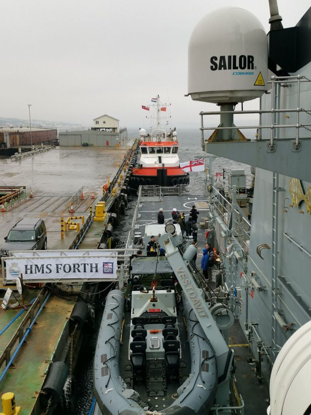 HMS "FORTH" Amarrado en Puerto Argentino. Detrás se observa al remolcador Dintelstroom.