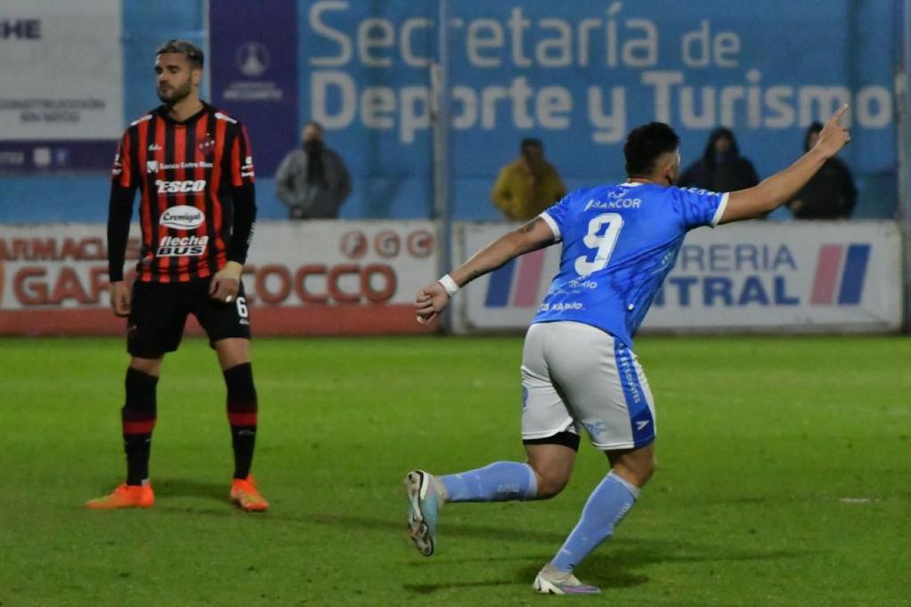 Luis Silba fue el autor del 2-0 en el partido de Estudiantes de Río Cuarto ante Patronato por la jornada 31 de la Primera Nacional. (Tomy Fragueiro / La Voz)
