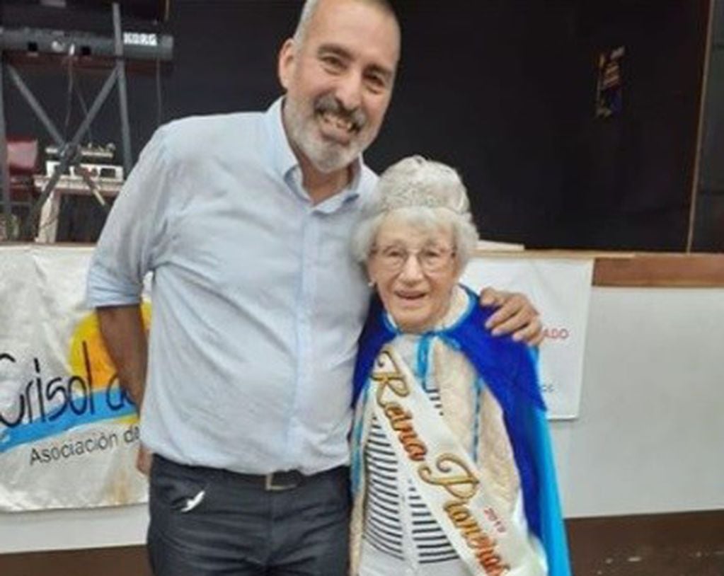Ilse, reina de los pioneros el año pasado cuando Eldorado cumplió 100 años. Acá junto al entonces intendente Norberto Aguirre. (Facebook)