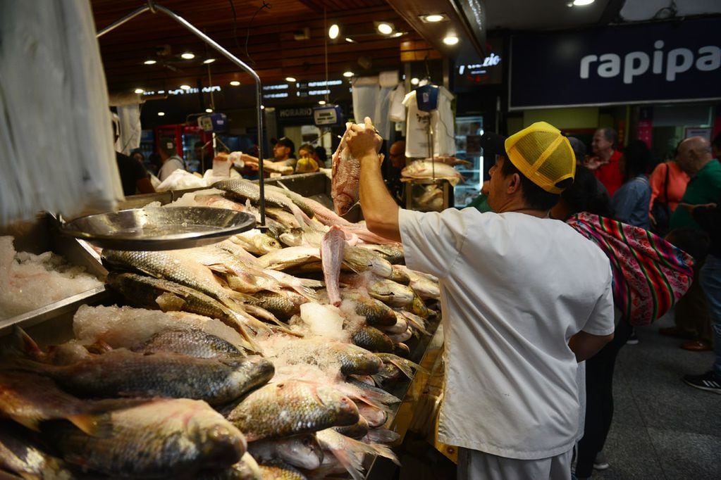 Gran cantidad de gente hizo las compras de pescado para Semana Santa en el Mercado Norte.  (Nicolás Bravo  / La Voz)