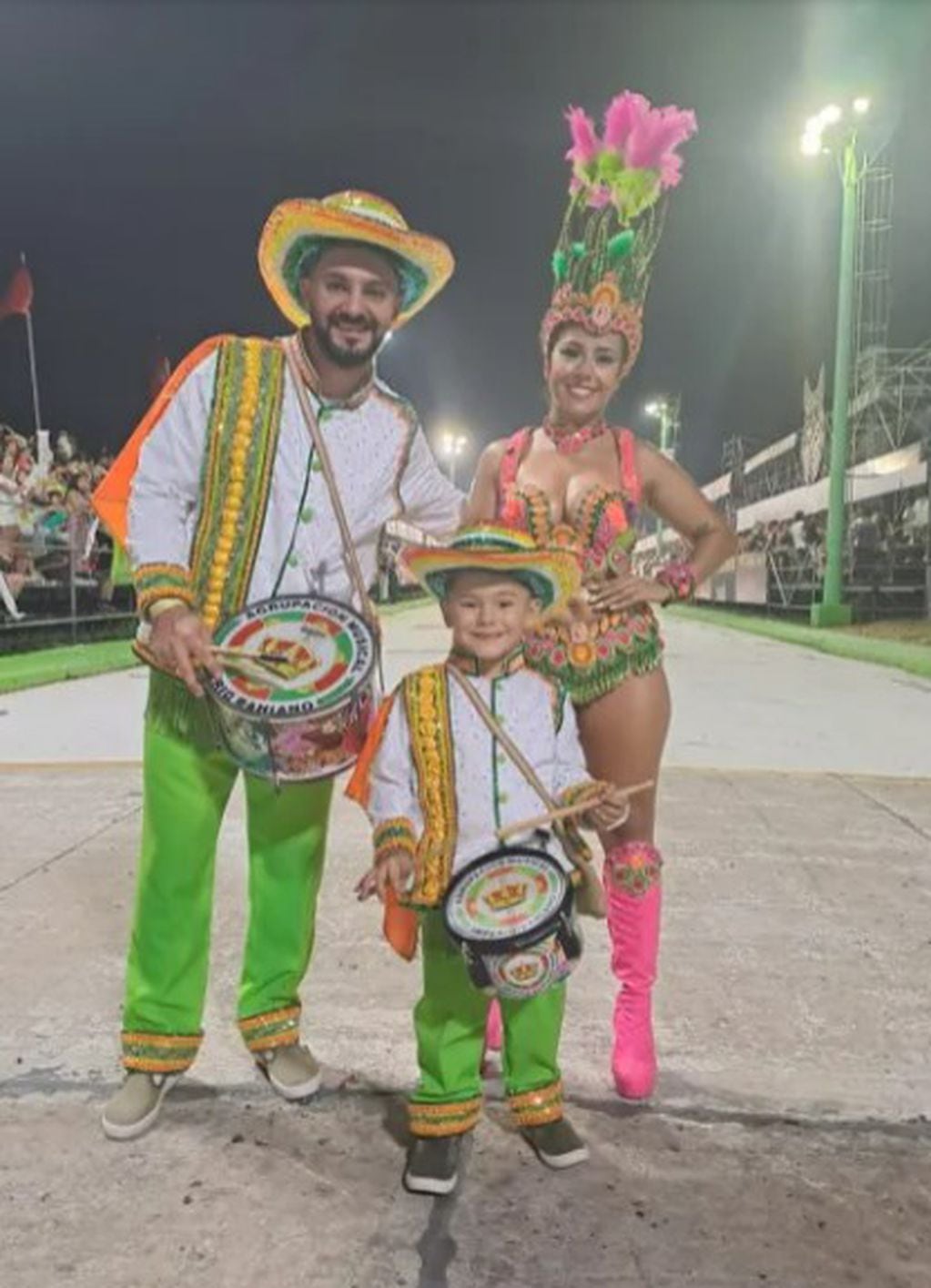 Tania y Nicolás junto a su hijo Noah en los carnavales de Corrientes.