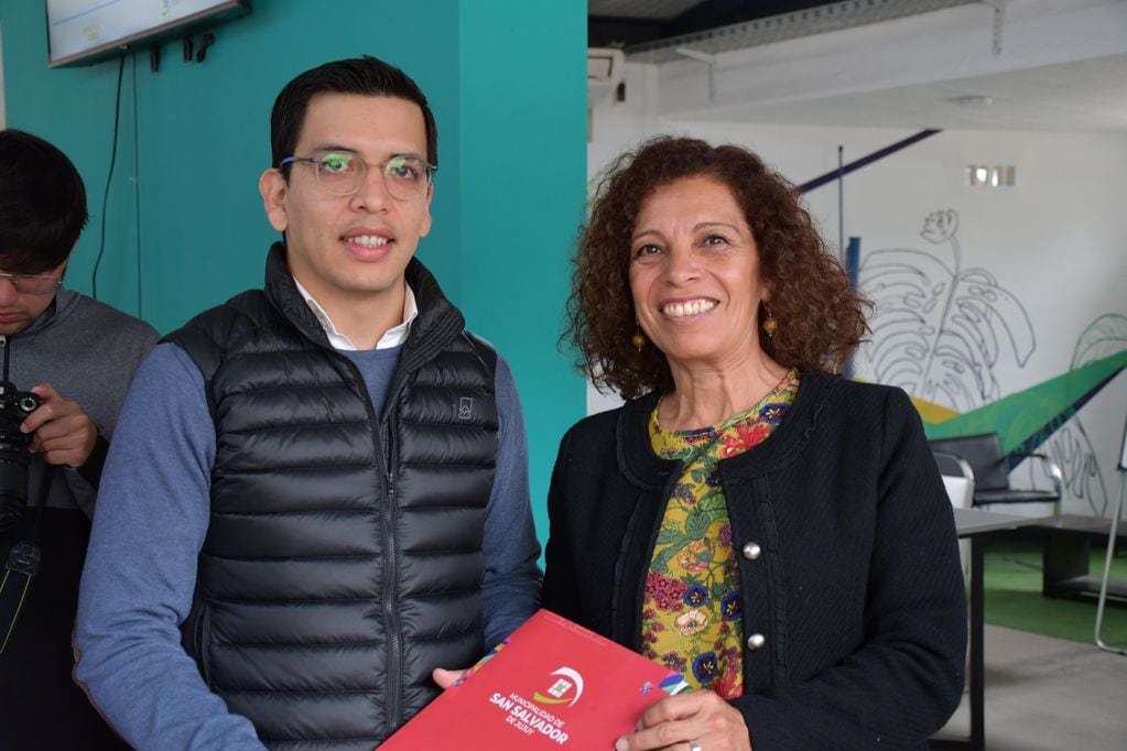 La secretaria municipal de Planificación y Ambiente, Adriana Díaz, agradeció especialmente al CEO de la empresa tecnológica jujeña uSound, Ezequiel Escobar, su colaboración en las actividades del Club de Emprendedores.