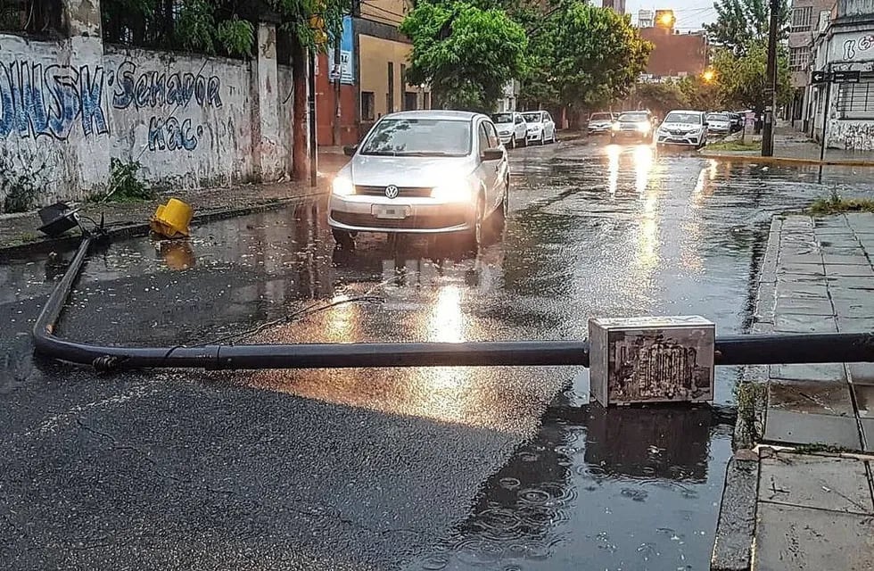 Un automovilista chocó contra un semáforo en Salta y Saavedra y la columna cayó sobre la calzada bajo la lluvia. (UNO Santa Fe)