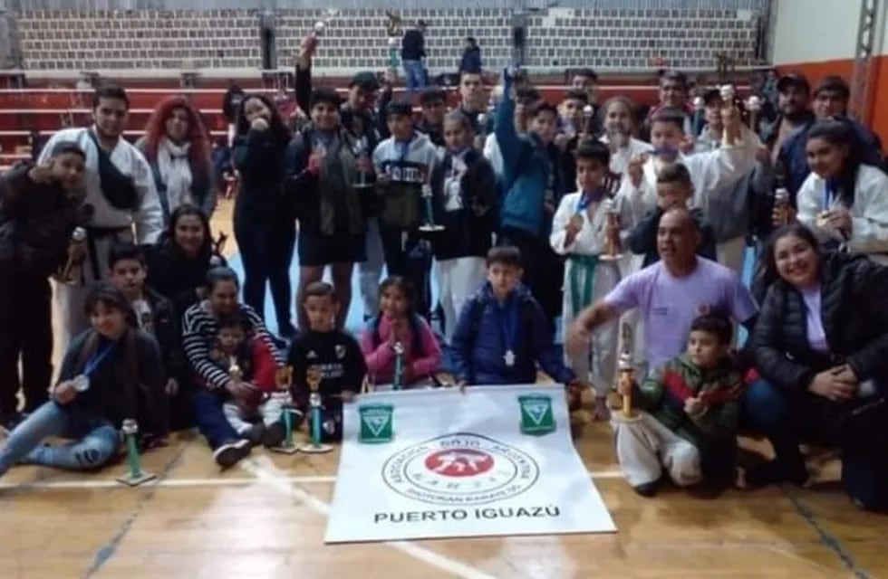 Iguazuenses marcaron presencia en Torneo Internacional de Karate.