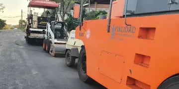En un trabajo conjunto entre la Municipalidad de Eldorado y la Dirección Provincial de Vialidad (DPV) avanzan las tareas de asfaltado sobre empedrado