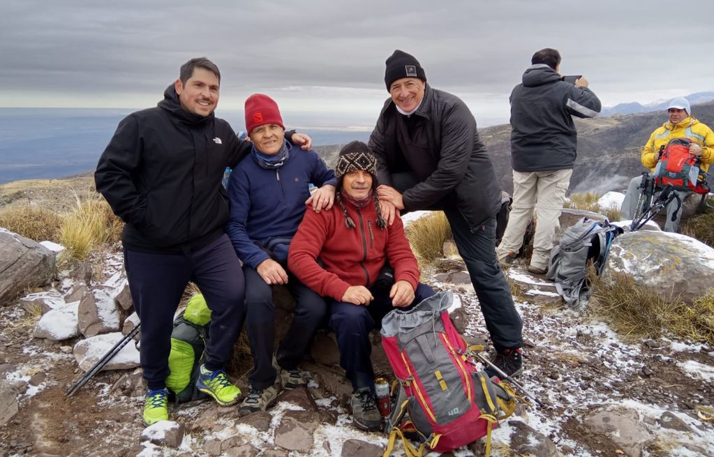 Antonio Mir -al frente de rojo-, es uno de los guías de Mendoza con mayor experiencia en trekking.