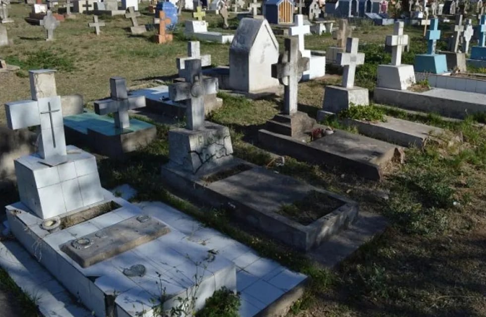 Detuvieron a un hombre mientras intentaba saquear una tumba en un cementerio de Comodoro.