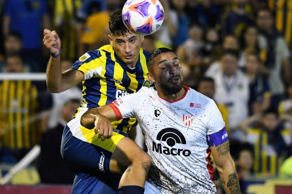 Fernando Alarcón lucha con Alejo Véliz por la pelota durante el partido que Rosario Central le ganó a instituto 4-1. (Fotobaires)