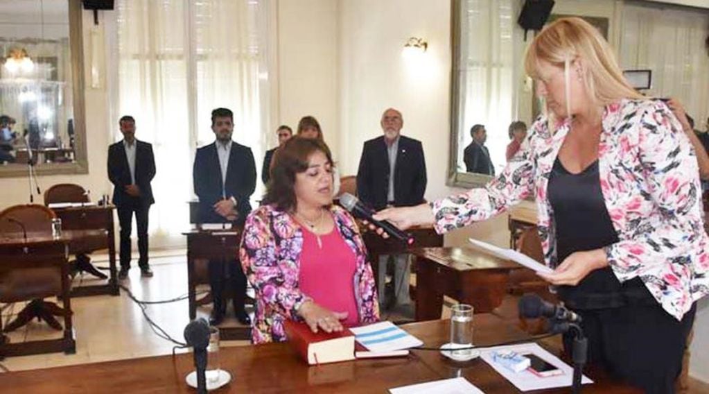 El momento del juramento de asunción de la concejala Castañiera (El Diario)