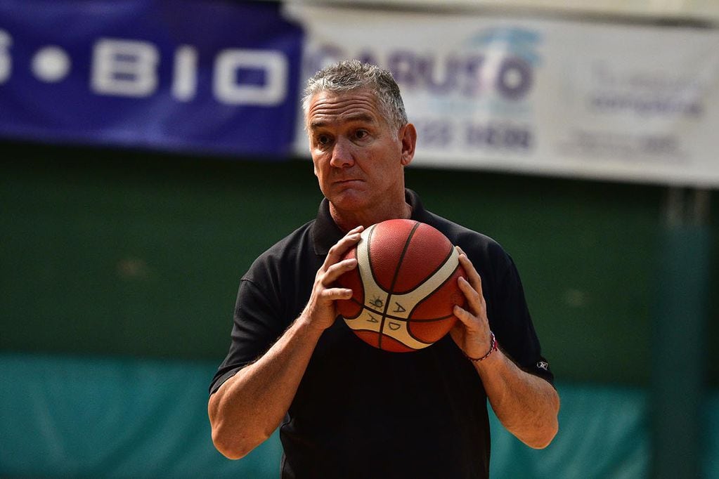 Mario Milanesio entrenador de básquet del club atenas de Cördoba. (José Gabriel Hernández / La Voz)