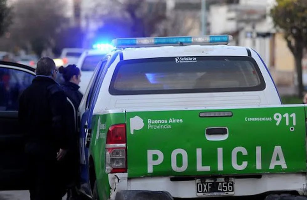 Un comisario de La Plata ofrecía servicios de seguridad a un supermercado por 100.000 pesos pero enviaba a un civil con chaleco de gomaespuma y arma de juguete (archivo).
